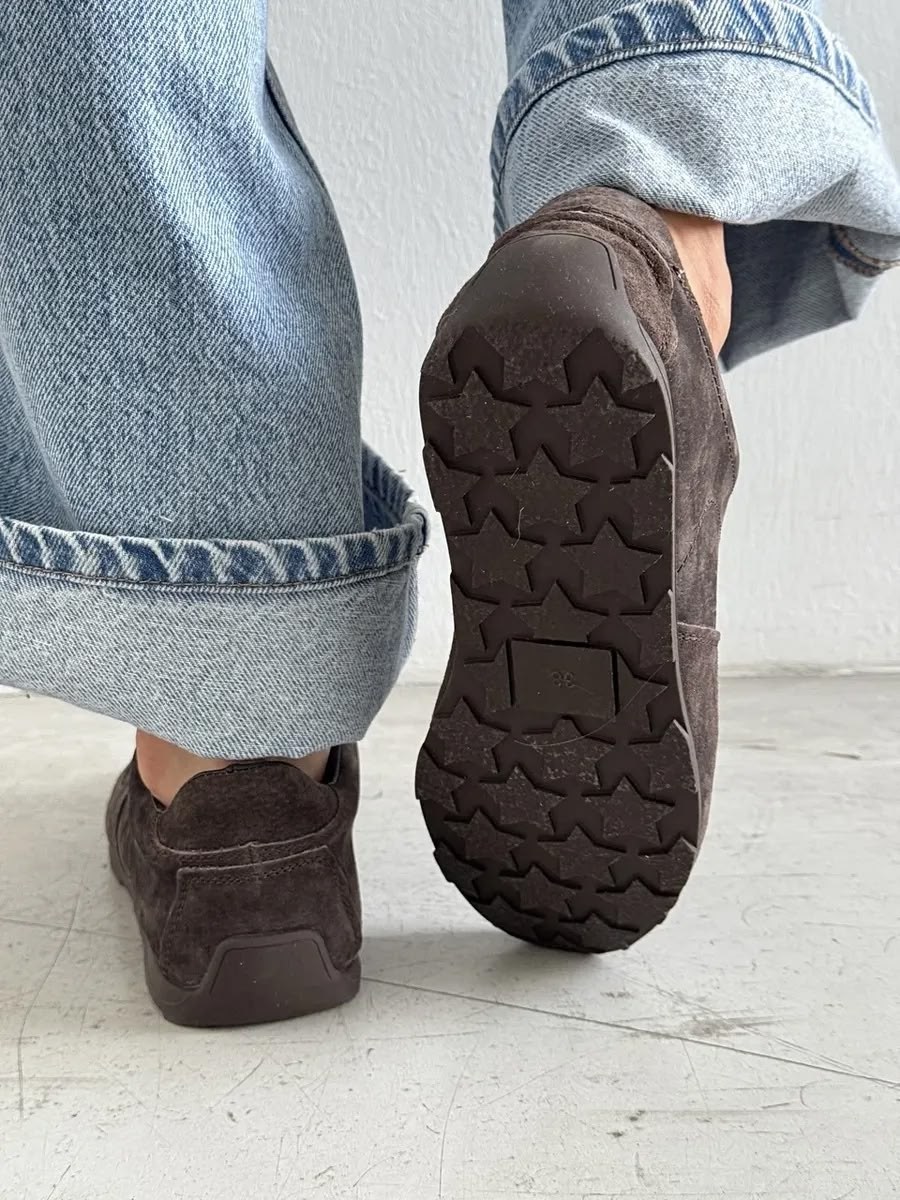 ,замшевые кроссовки,спортивная ,обуви,коричневые кроссовки