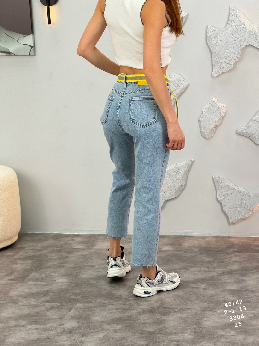 женские джинсы,джинсы модные,джинсы мом,стильные джинсы,голубые джинсы