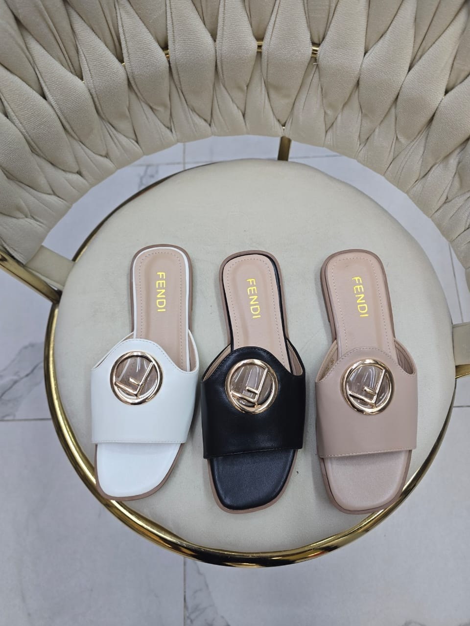 ,шлепанцы женские,модные тапочки,модные шлепанцы,сандалии