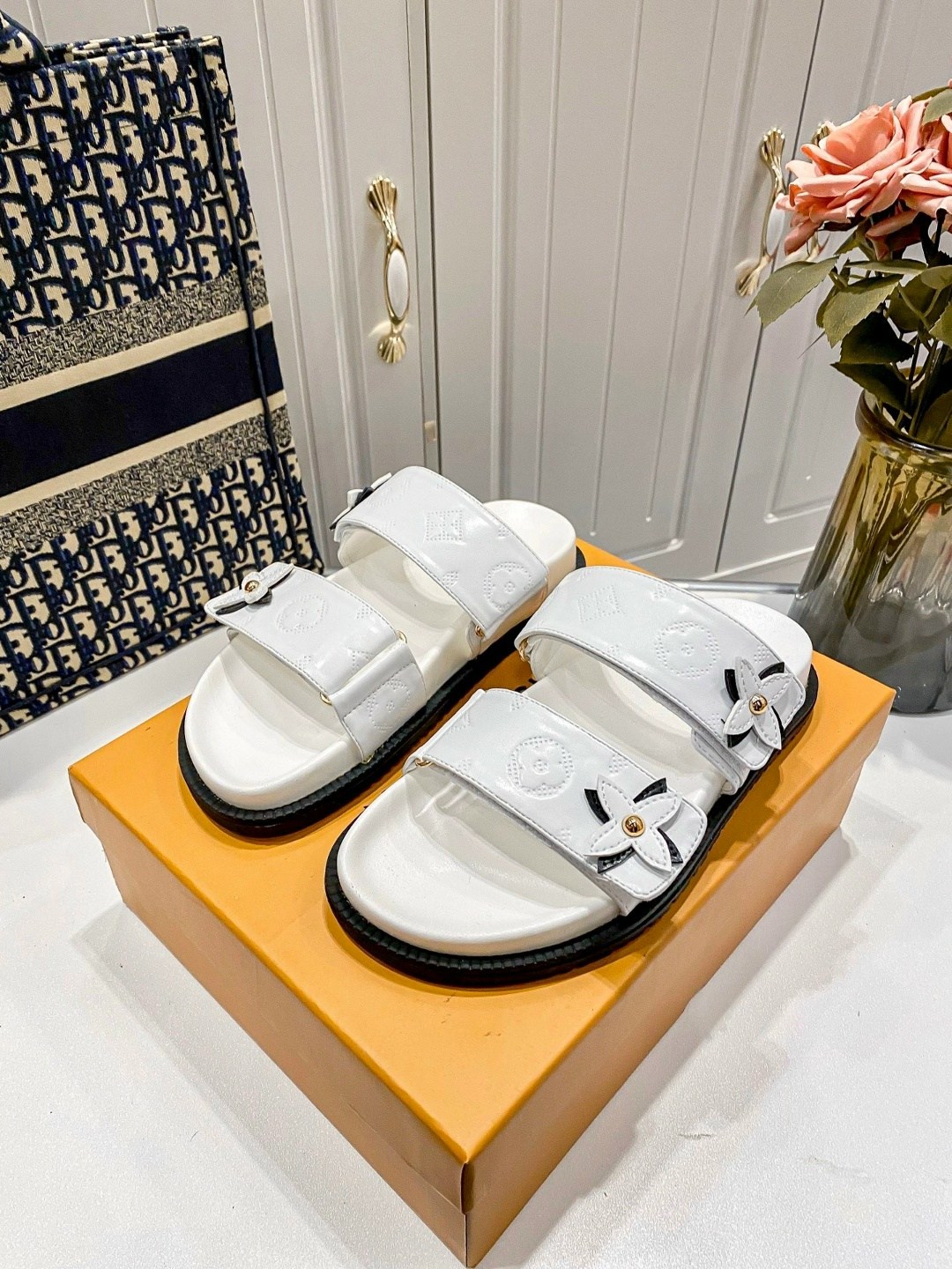 шлепанцы на плоской подошве,босоножки женские луи виттон,сандалии louis vuitton,сандалии женские,сандалии босоножки