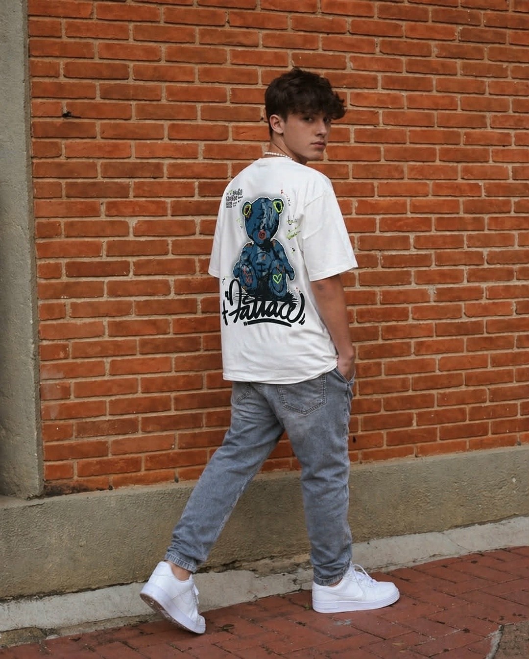 мужской стиль кэжуал,белая футболка оверсайз,мужская мода,оверсайз футболка,стили одежды для парней