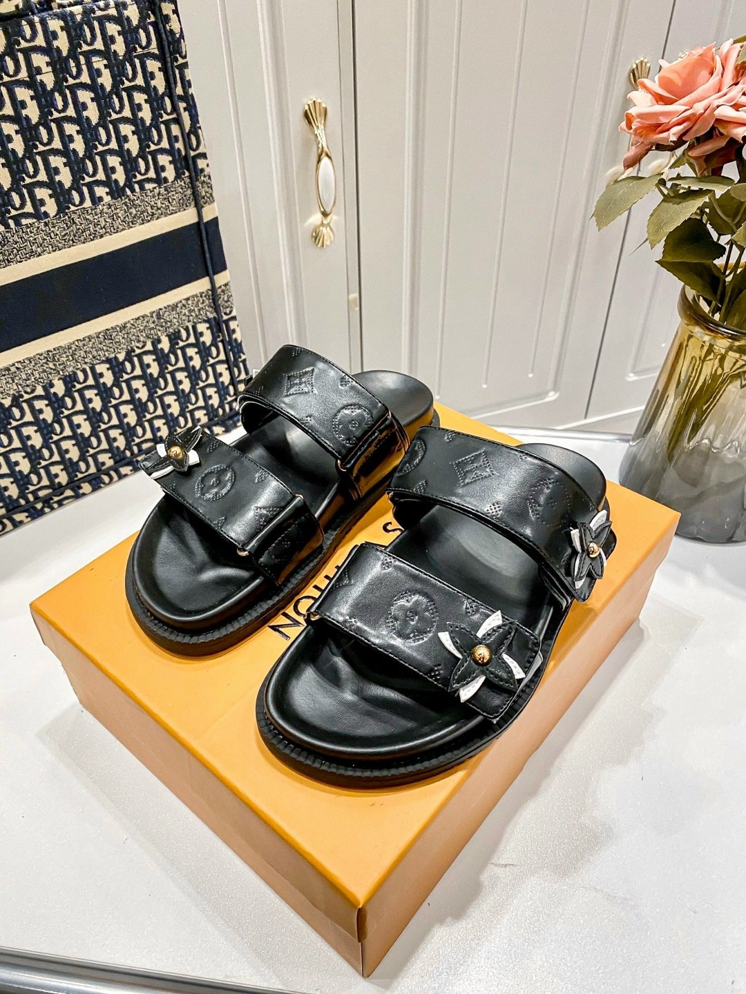 луи виттон шлепки,,луи виттон тапки,сандалии louis vuitton,шлепанцы louis vuitton