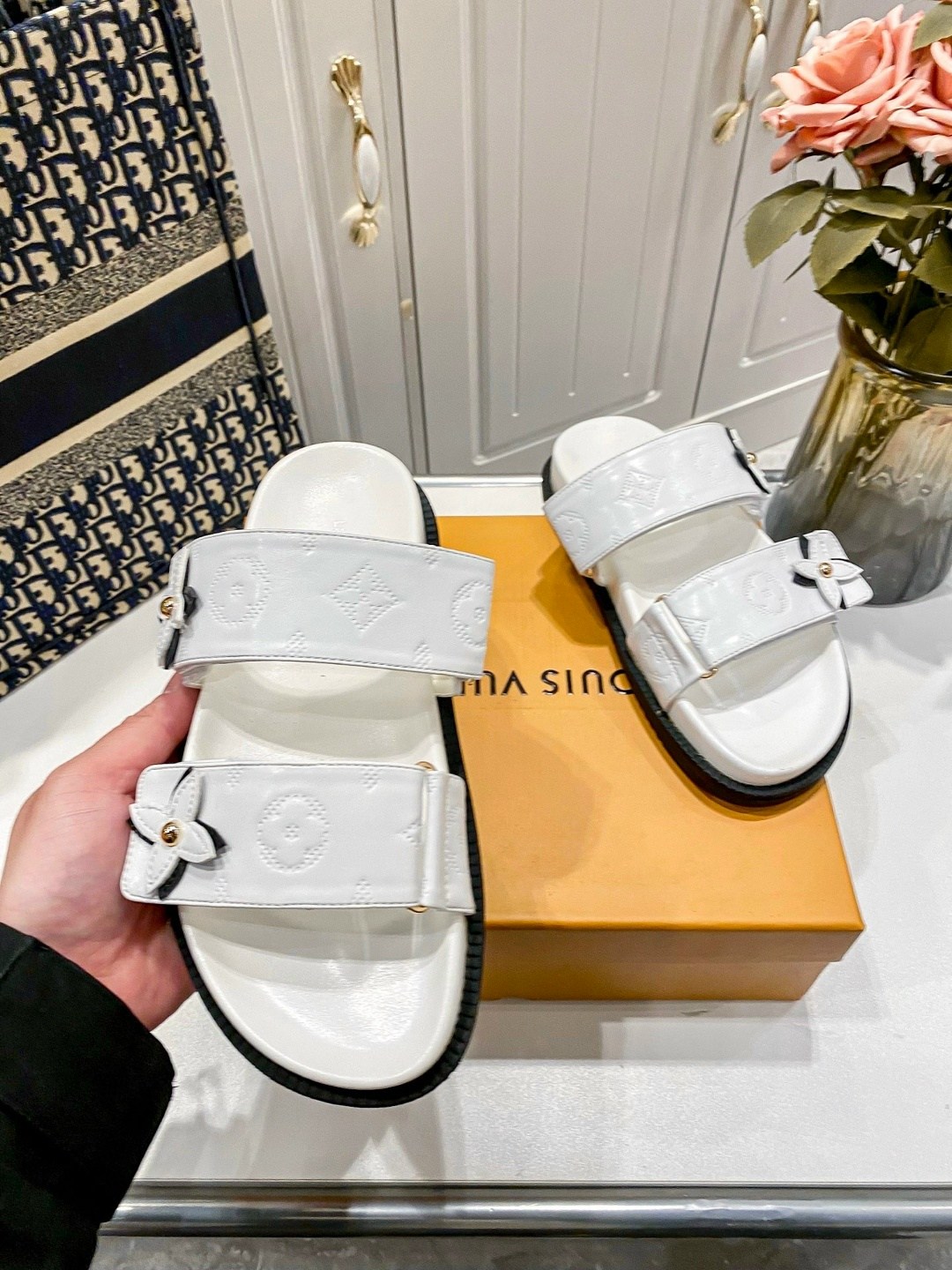 шлепанцы на плоской подошве,босоножки женские луи виттон,сандалии louis vuitton,сандалии женские,сандалии босоножки