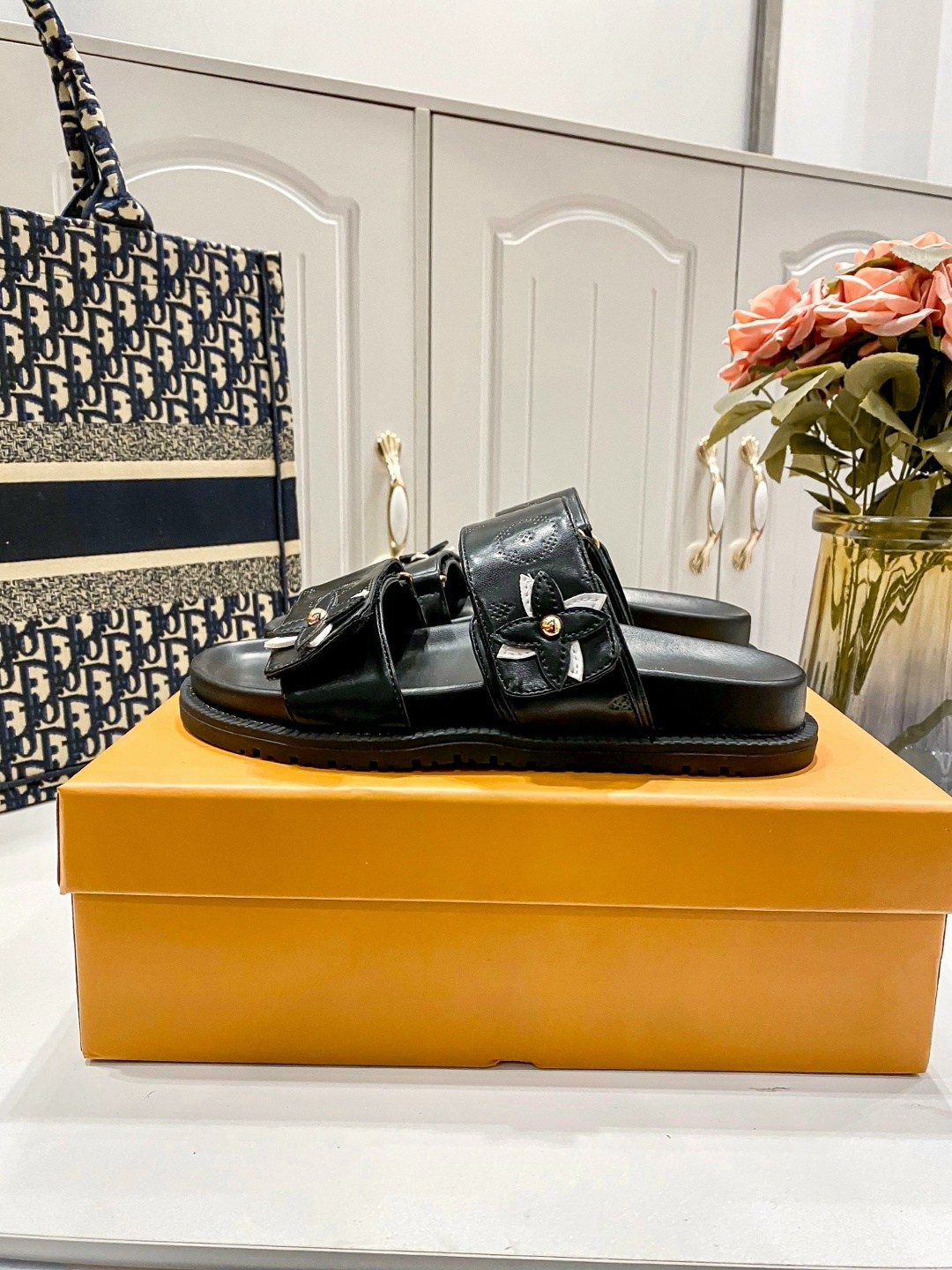 луи виттон шлепки,,луи виттон тапки,сандалии louis vuitton,шлепанцы louis vuitton