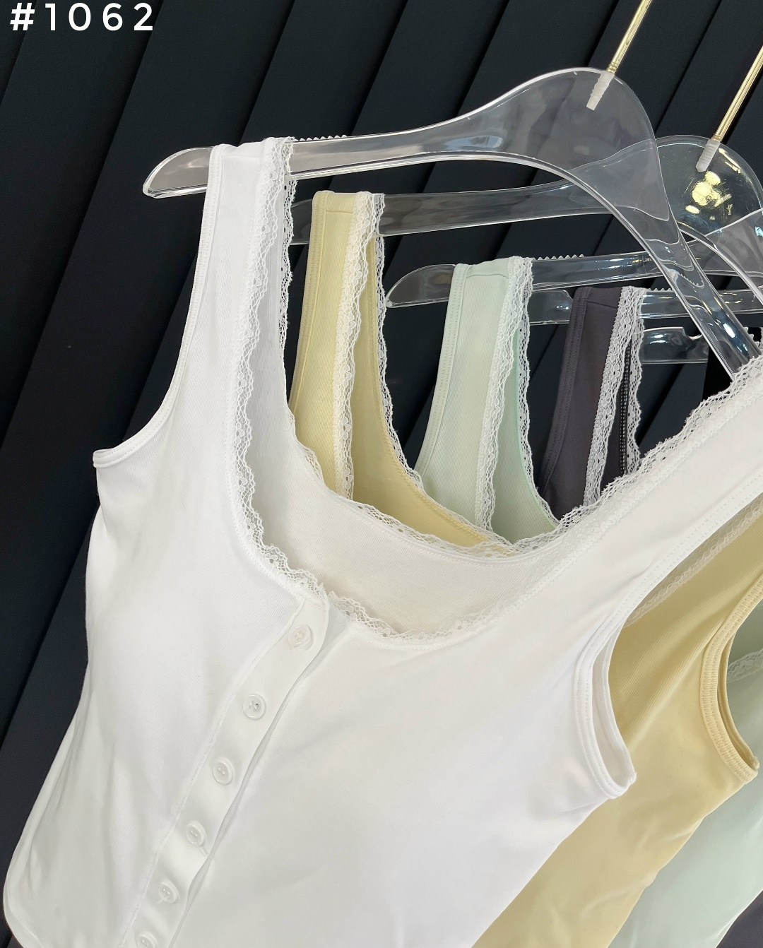 женский топ-майка с кружевной отделкой на тонких бретельках,женский топ-майка с кружевной отделкой,женский топ на бретельках с кружевной отделкой,женский кружевной топ на бретельках,кружевная майка