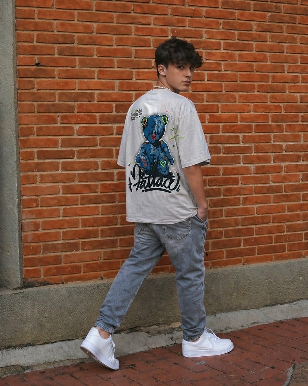 мужской стиль кэжуал,белая футболка оверсайз,мужская мода,оверсайз футболка,стили одежды для парней