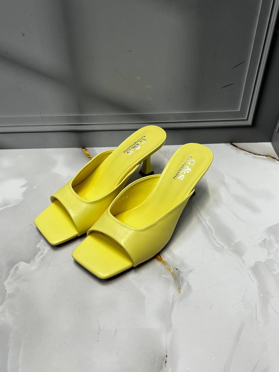 ,женские босоножки,женская ,желтые босоножки,мюли на каблуке