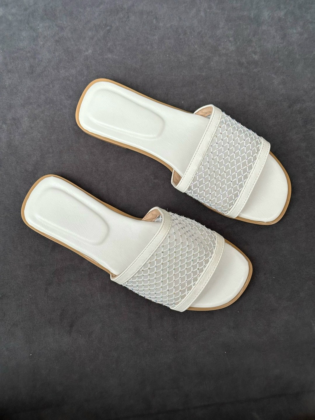 ,женские шлепанцы,тапочки модные,модные шлепанцы,женские тапки