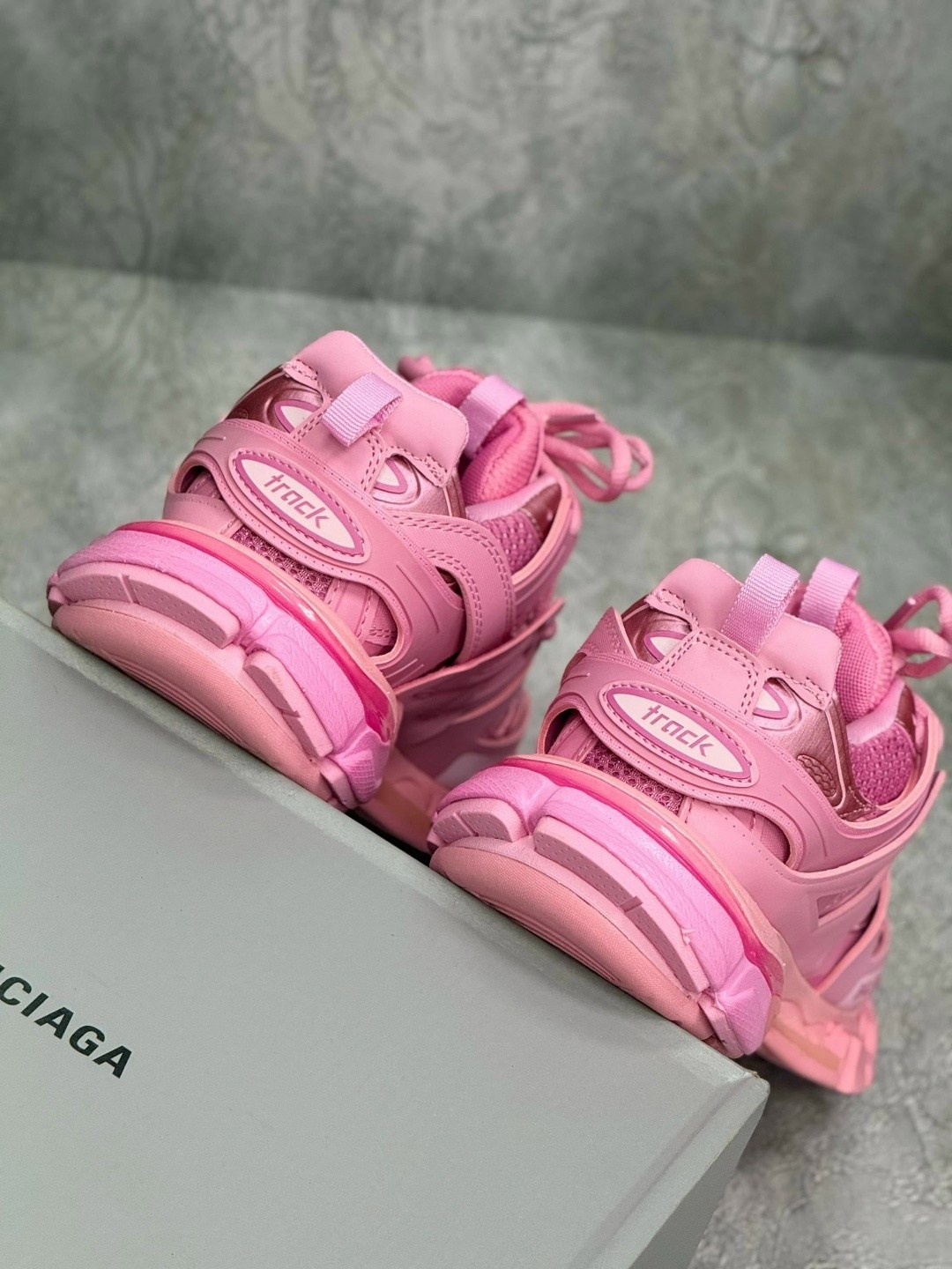 баленсиага кроссовки трек розовые,кроссовки женские balenciaga,balenciaga track pink,кроссовки баленсиага трек женские,женские кроссовки balenciaga track trainer pink