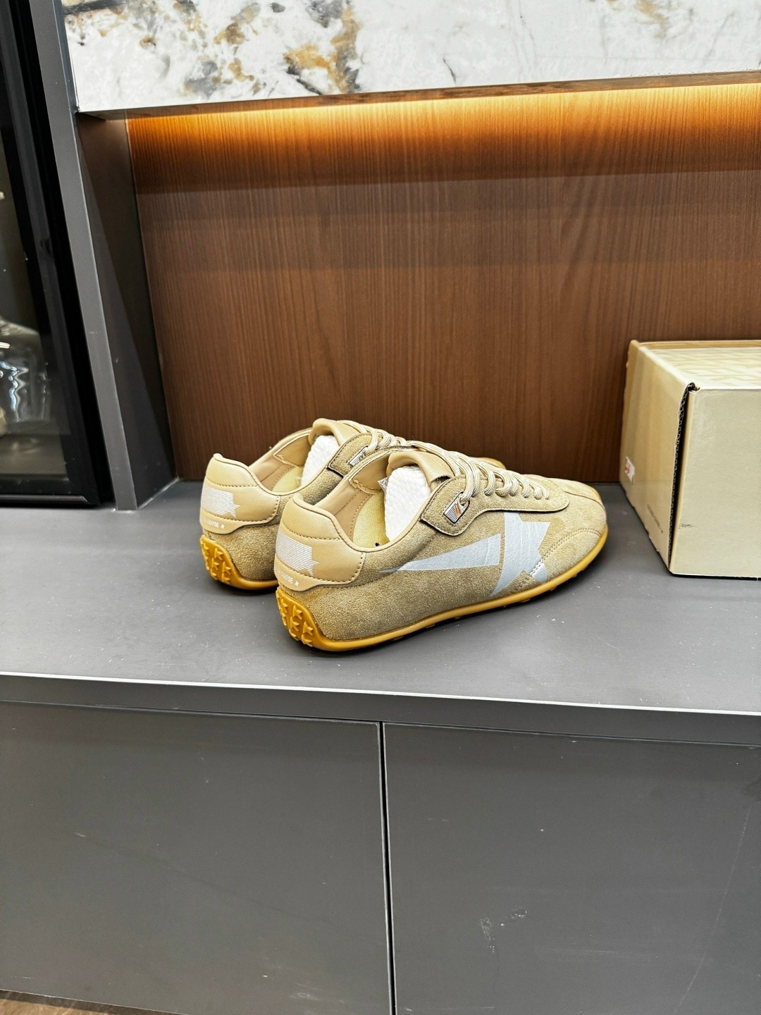 замшевые кроссовки,,спортивная ,женские кроссовки,кроссовки golden goose