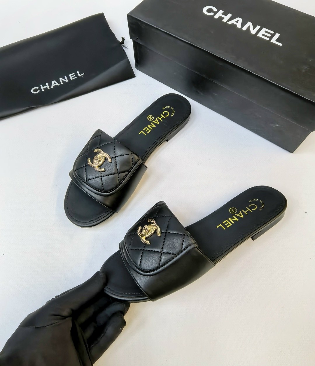 шлепанцы chanel,черные кожаные шлепки chanel,женские шлепанцы chanel,тапочки женские chanel,тапочки chanel
