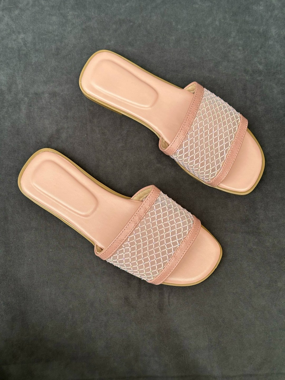 ,женские шлепанцы,тапочки модные,модные шлепанцы,женские тапки