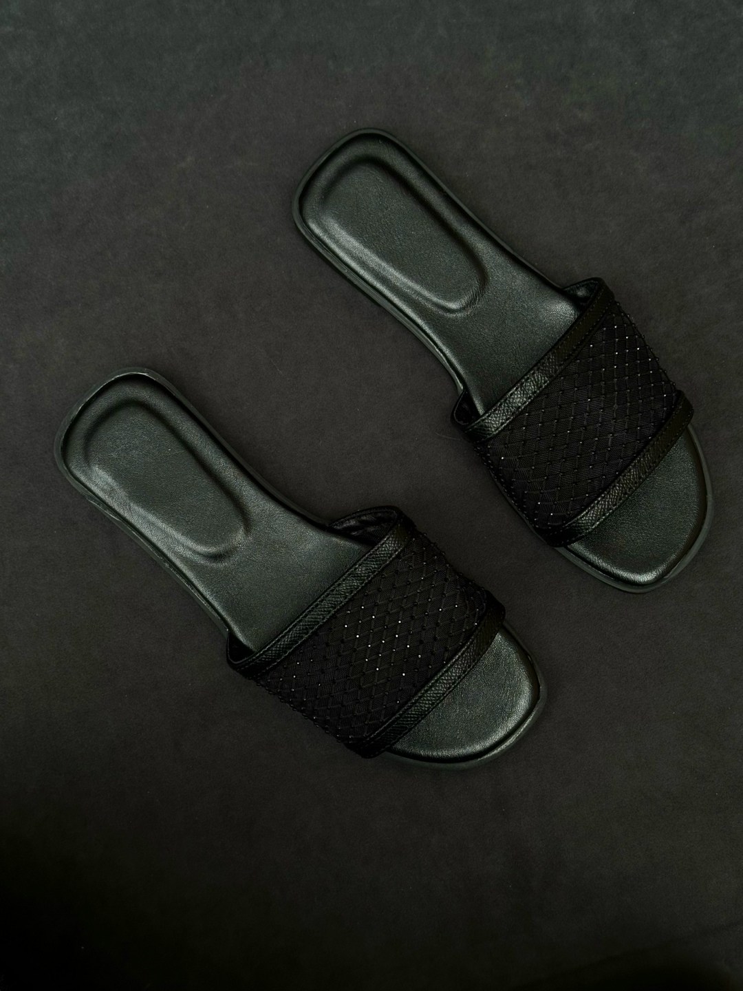 ,женские шлепанцы,тапочки модные,модные шлепанцы,женские тапки