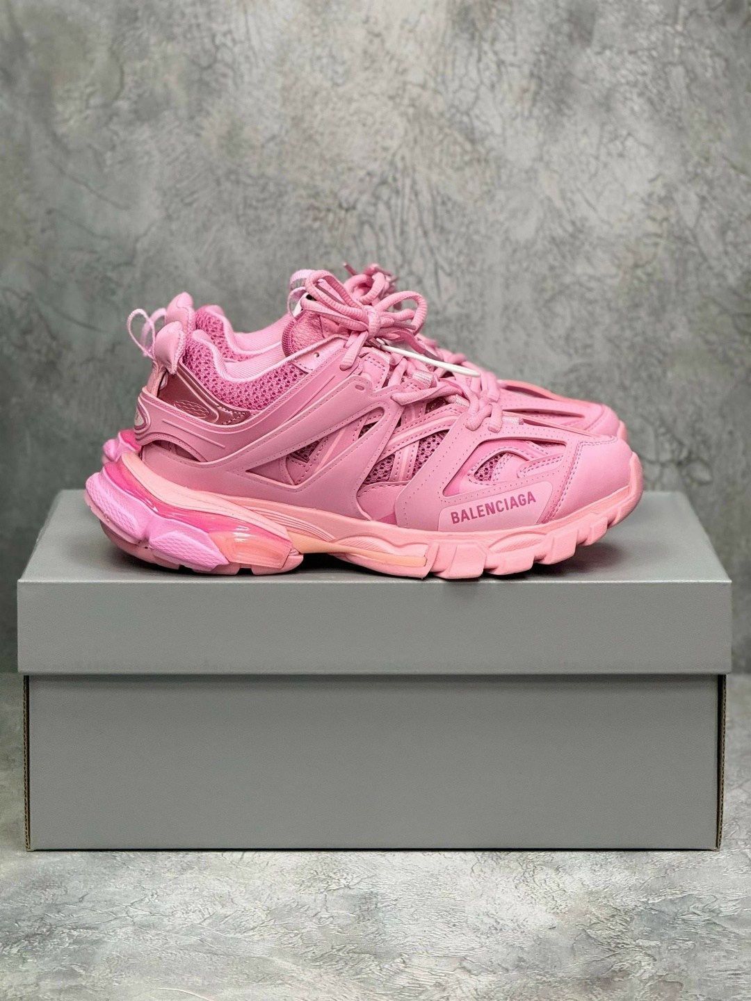 баленсиага кроссовки трек розовые,кроссовки женские balenciaga,balenciaga track pink,кроссовки баленсиага трек женские,женские кроссовки balenciaga track trainer pink