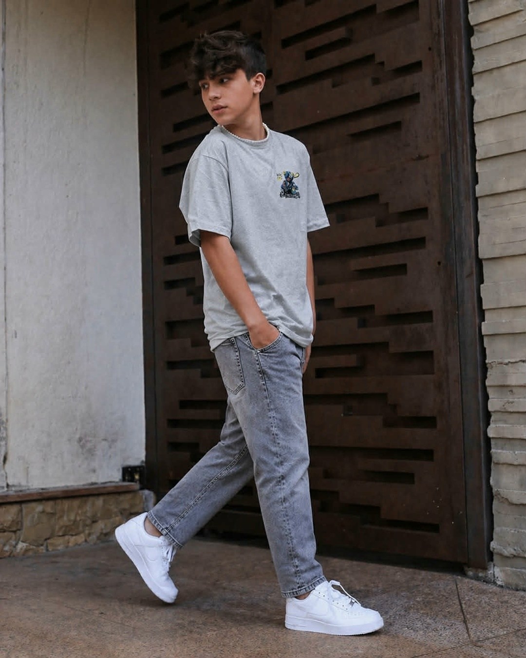 мужской стиль кэжуал,белая футболка оверсайз,мужская мода,оверсайз футболка,стили одежды для парней