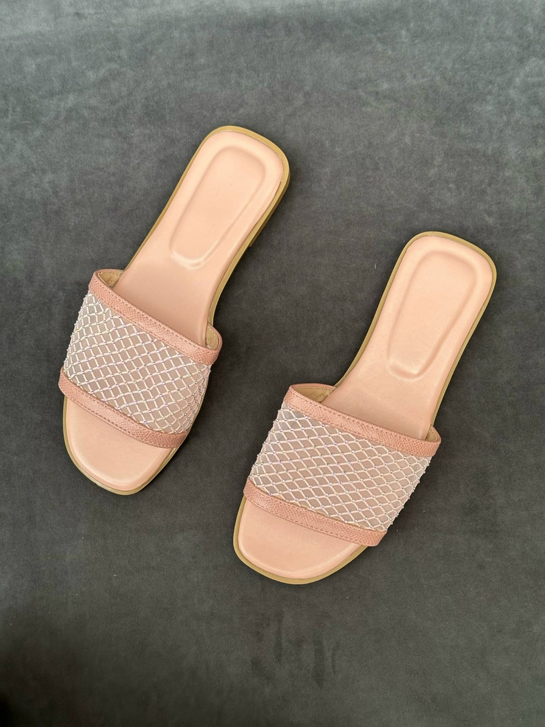 ,женские шлепанцы,тапочки модные,модные шлепанцы,женские тапки