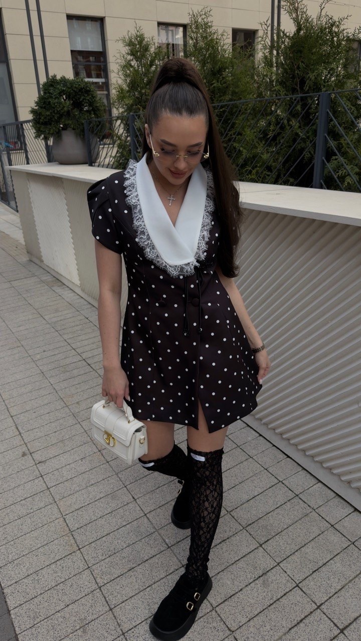 платье в горошек с белым воротником,платье черное в горох с белым воротником,платье с воротником,черное платье с белым воротником,платье с белым воротником и манжетами