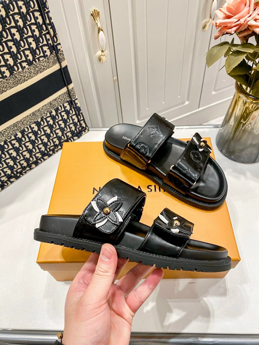 луи виттон шлепки,,луи виттон тапки,сандалии louis vuitton,шлепанцы louis vuitton