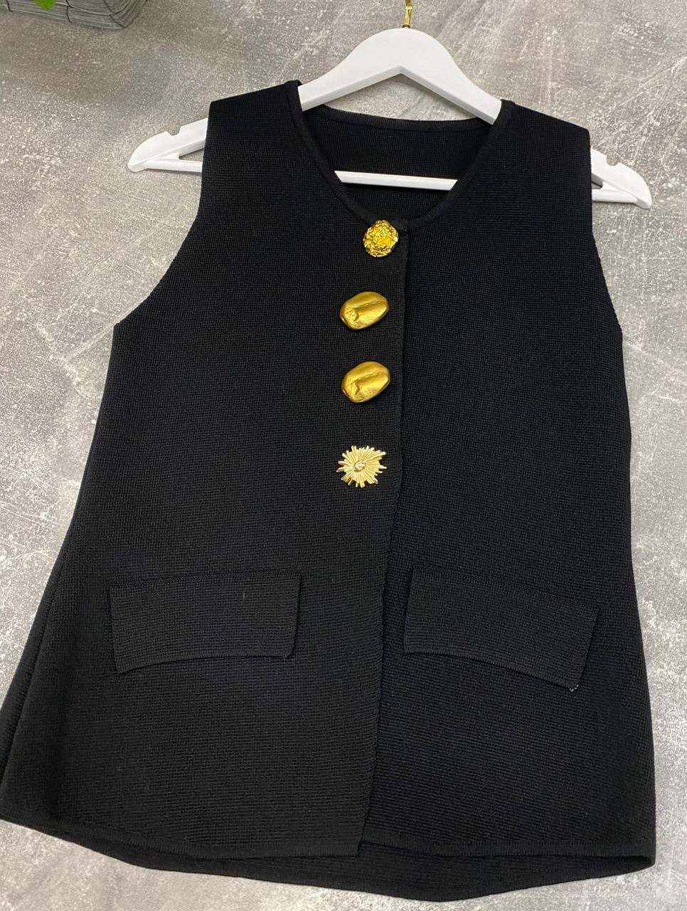 жилет на пуговицах,жилет и юбка,юбка с лямками,костюм женский,платье стильное