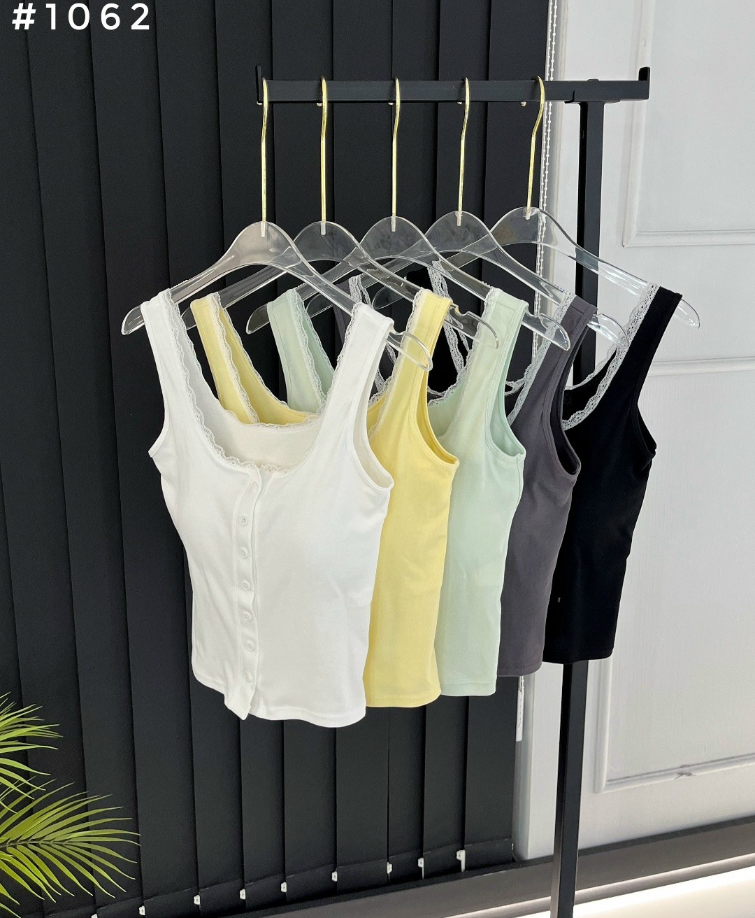 женский топ-майка с кружевной отделкой на тонких бретельках,женский топ-майка с кружевной отделкой,женский топ на бретельках с кружевной отделкой,женский кружевной топ на бретельках,кружевная майка