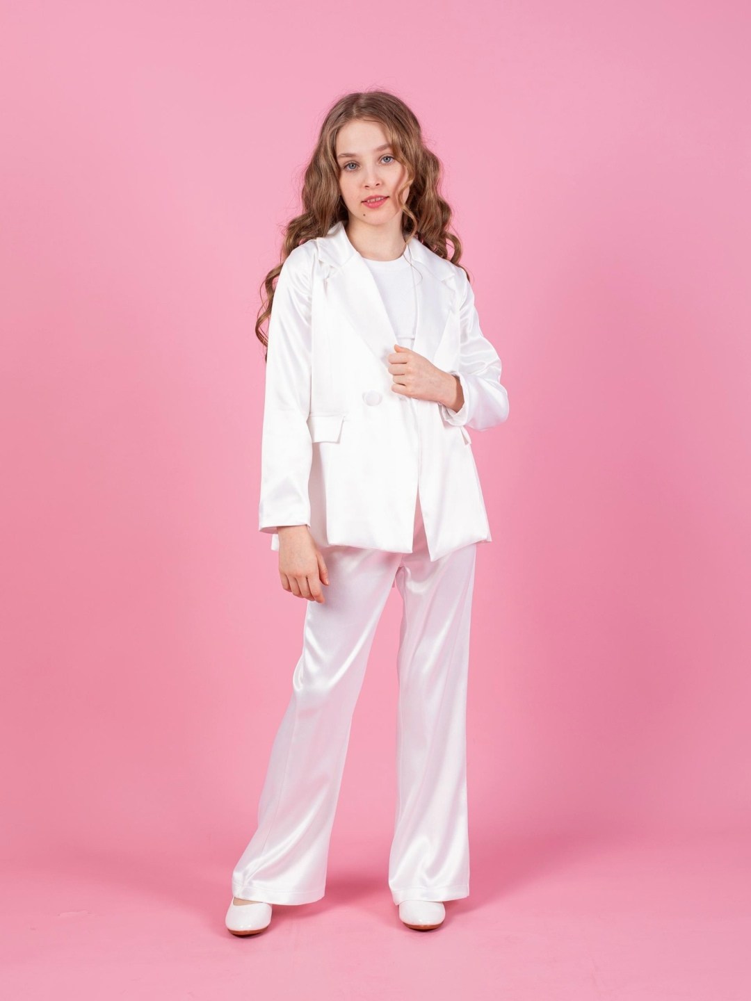 костюм атласный,девушки в атласном брючном костюме,костюм с поясом,костюм с брюками,атласный жакет