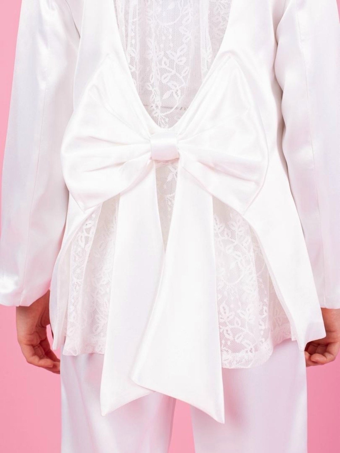 костюм атласный,девушки в атласном брючном костюме,костюм с поясом,костюм с брюками,атласный жакет