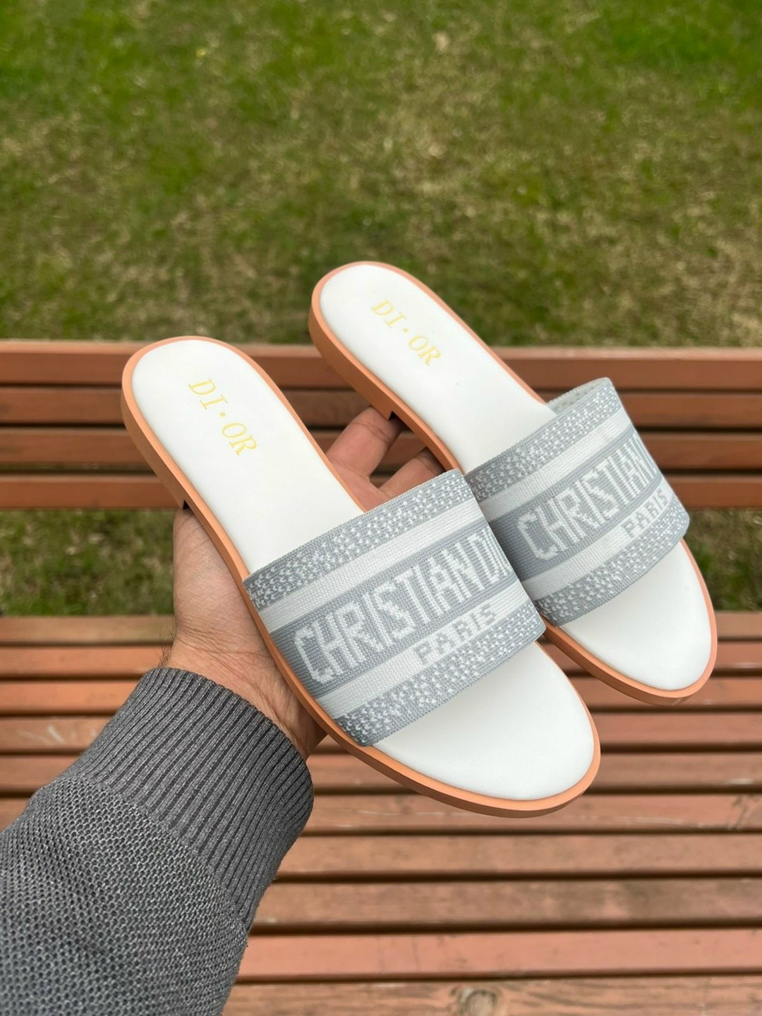 шлепанцы кристиан диор,шлепки диор женские,шлепанцы женские christian dior,шлепанцы christian dior,шлепки диор