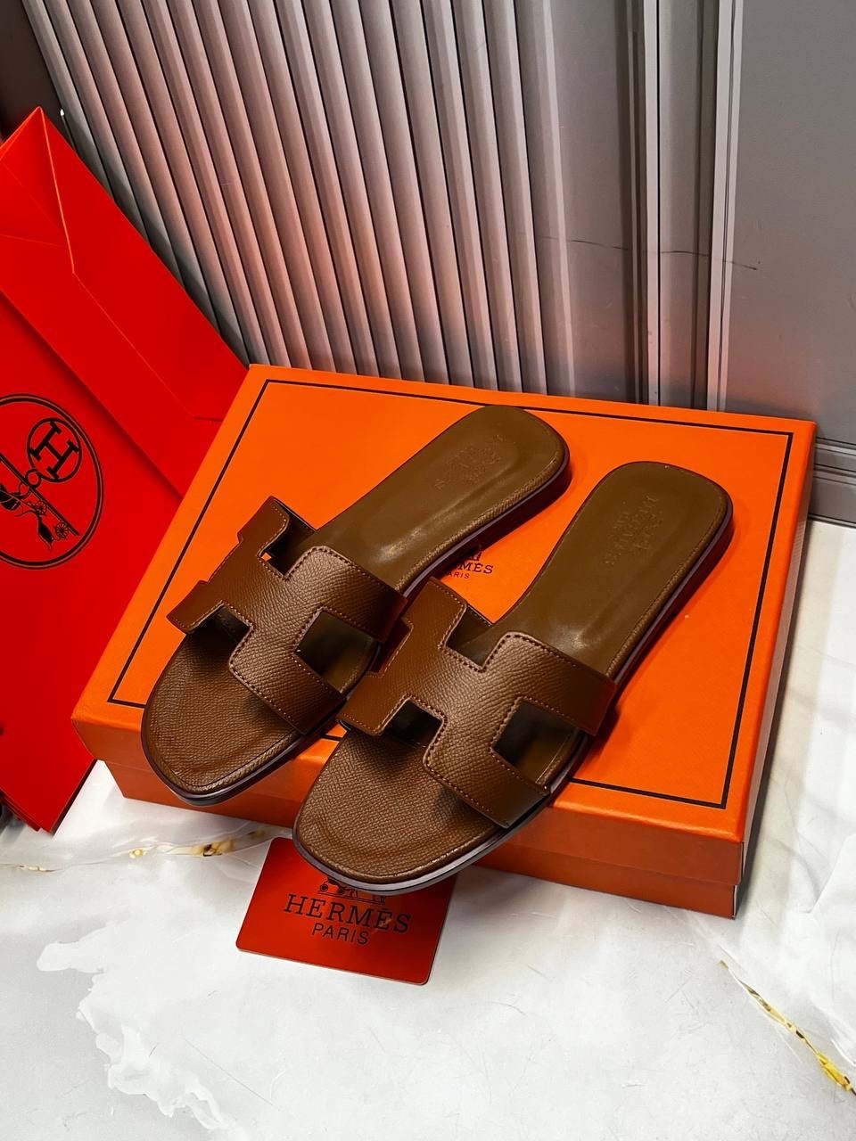 шлепки hermes женские,женские кожаные шлепки hermes oran коричневые,шлепки эрмес оран,шлепанцы hermes,шлепки эрмес коричневые