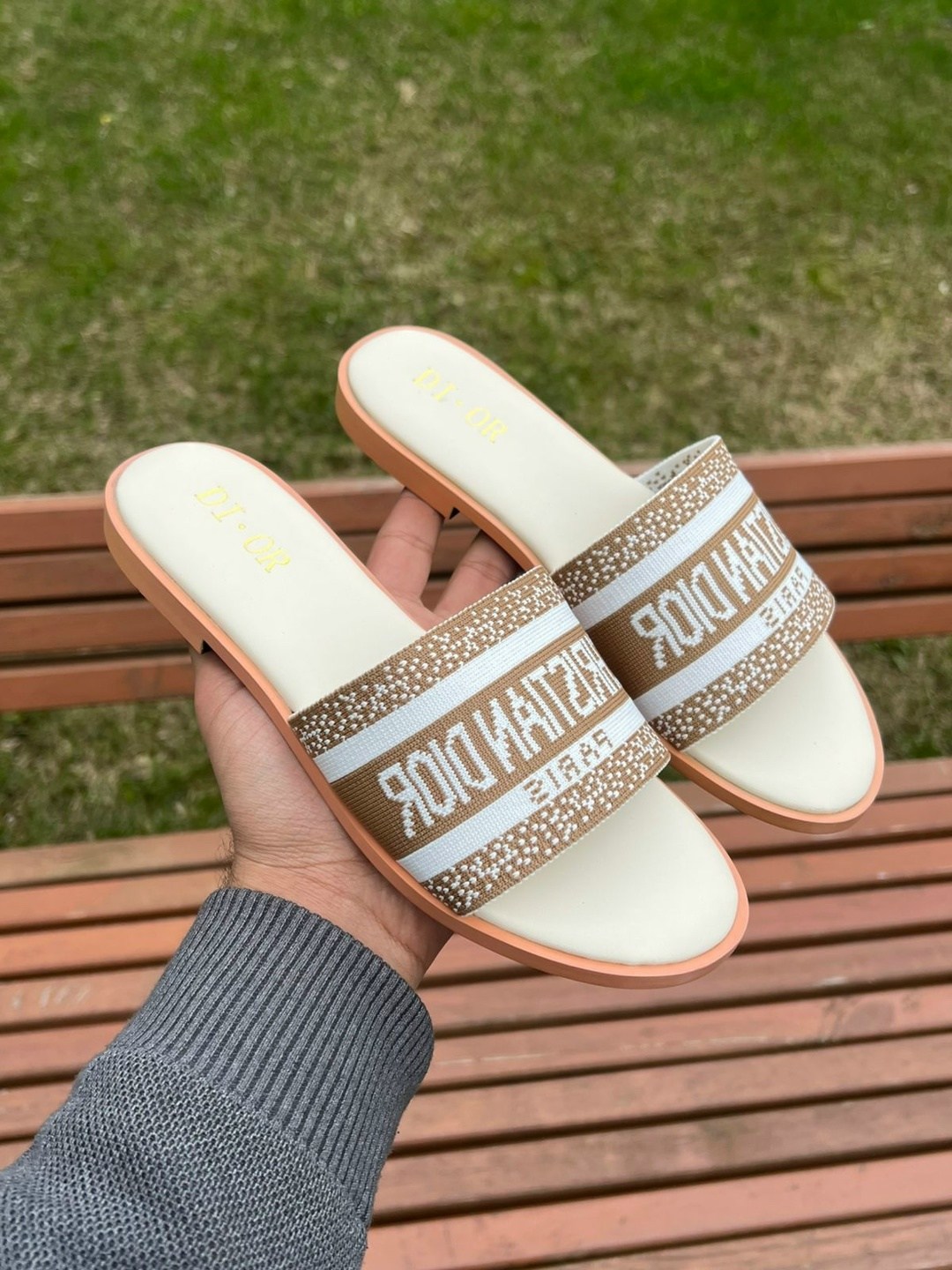 шлепанцы кристиан диор,шлепки диор женские,шлепанцы женские christian dior,шлепанцы christian dior,шлепки диор