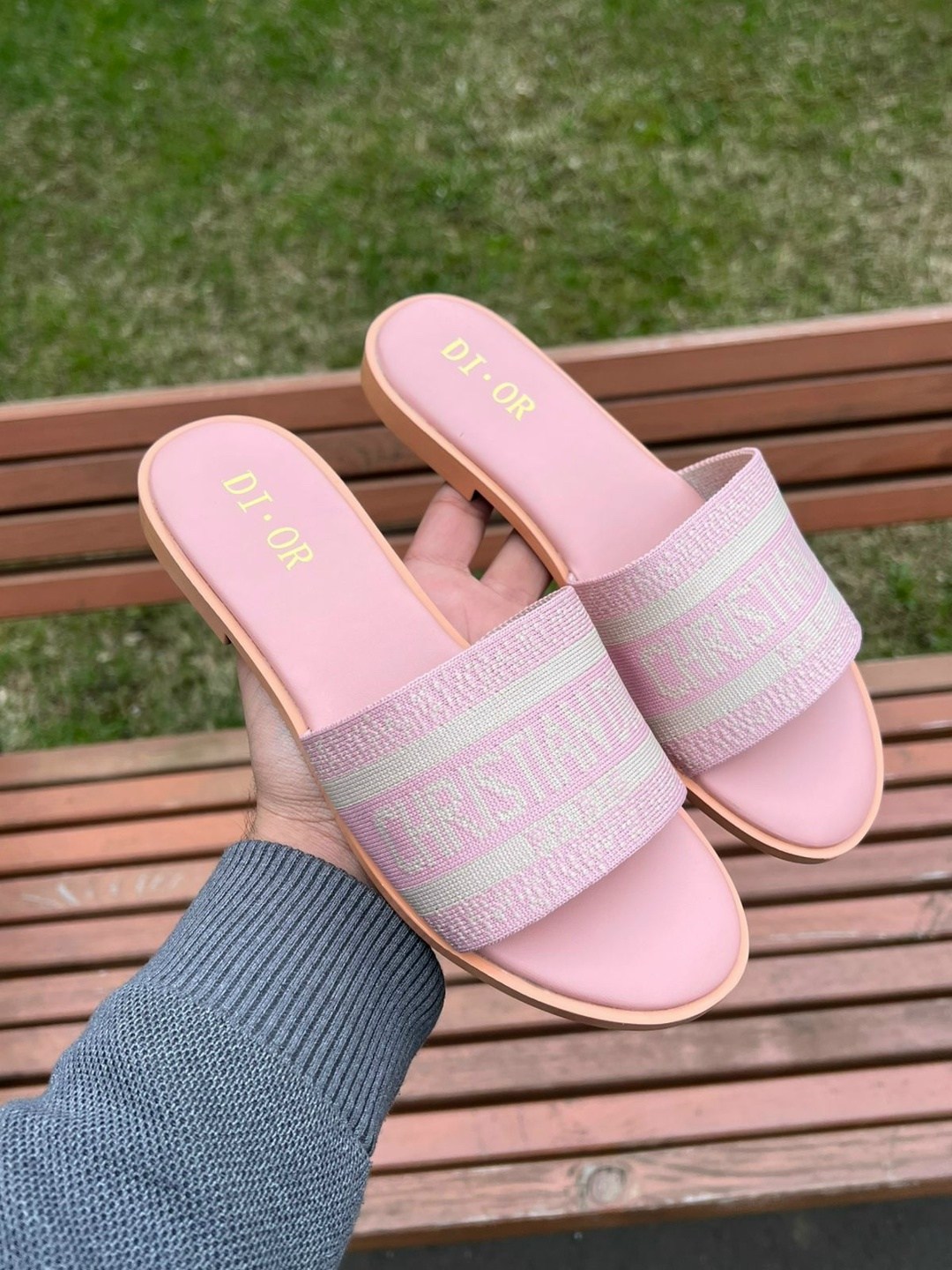 шлепанцы кристиан диор,шлепки диор женские,шлепанцы женские christian dior,шлепанцы christian dior,шлепки диор