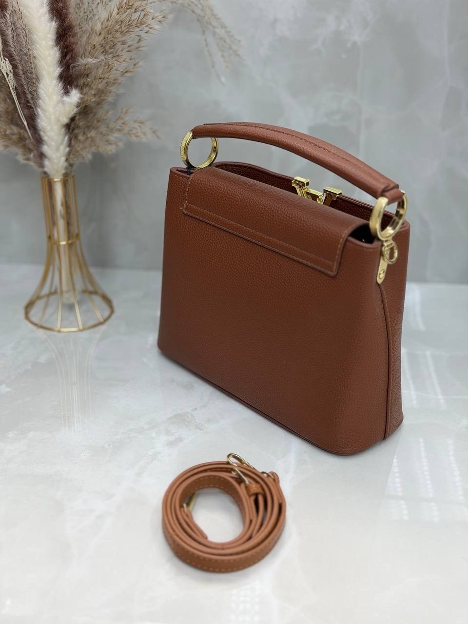 кожаная сумка louis vuitton capucines pm черная,сумка louis vuitton,louis vuitton женская сумка,louis vuitton capucines,сумка louis vuitton capucines