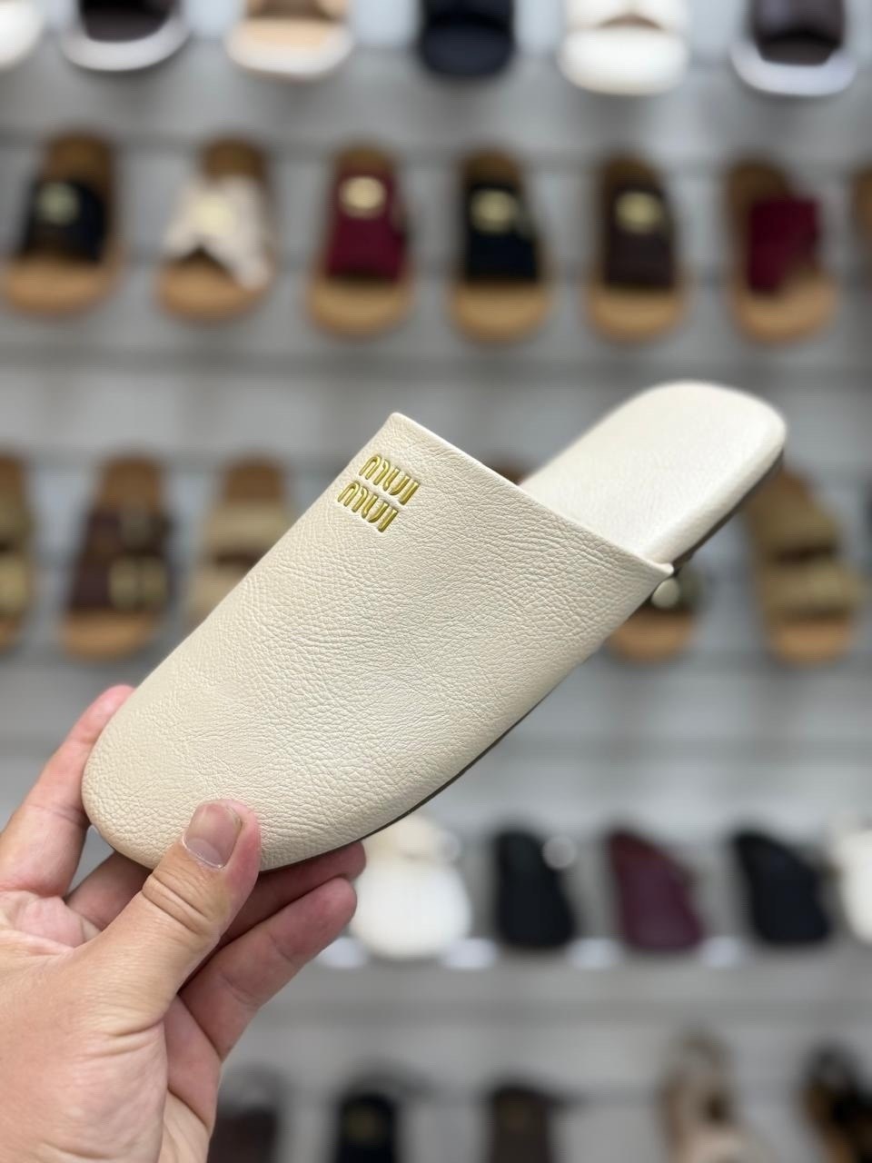 женские шлепанцы,,домашние тапочки женские,шлепанцы мюли,кожаные мюли miu miu