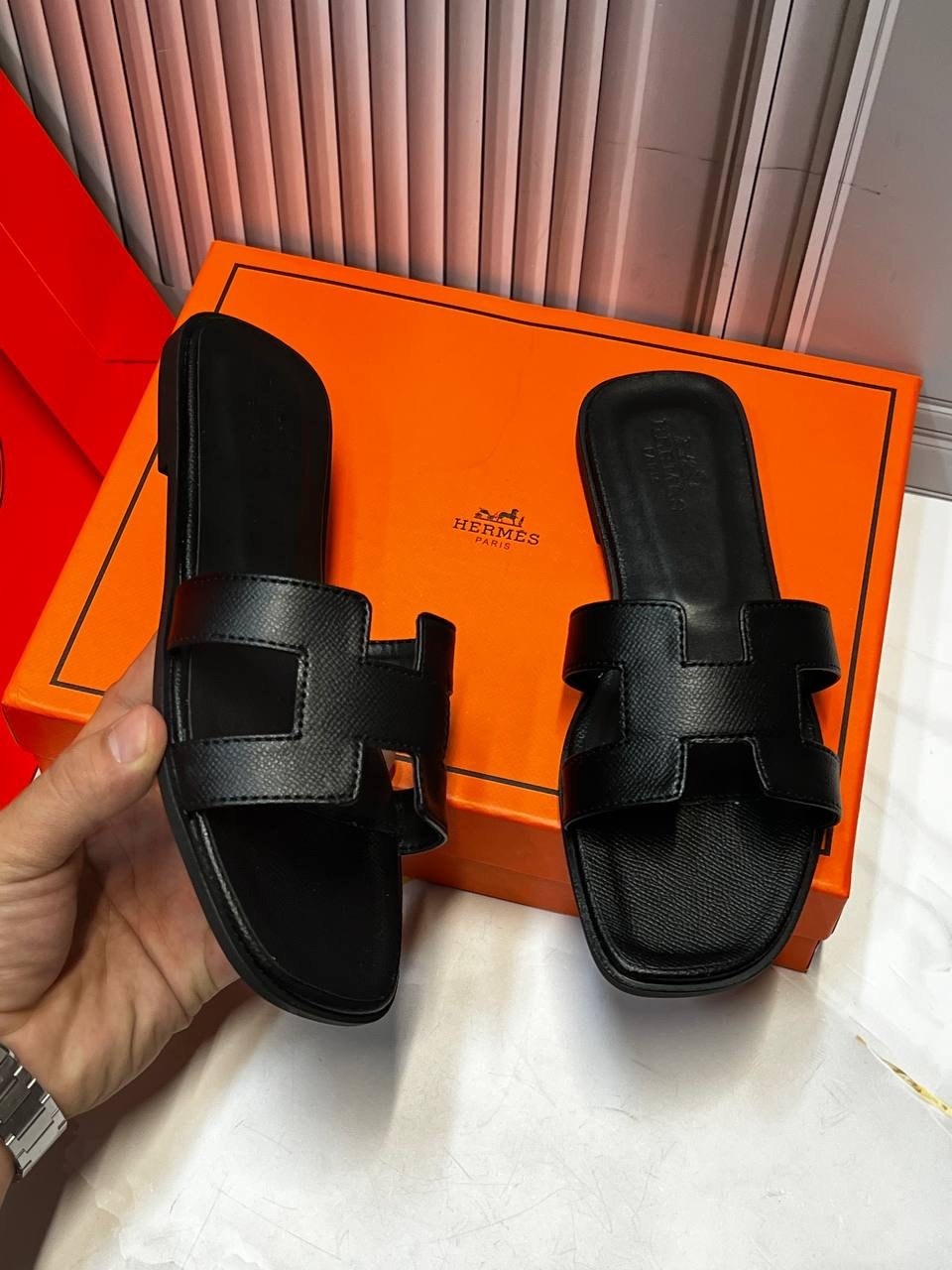 шлепки hermes женские,женские кожаные шлепки hermes oran коричневые,шлепки эрмес оран,шлепанцы hermes,шлепки эрмес коричневые