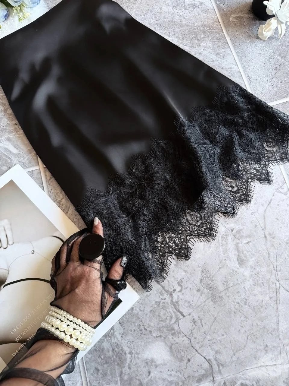 атласная юбка с кружевом,мини-юбка из шелкового атласа с кружевной отделкой saint laurent коричневый,юбка с кружевами,кружевная юбка,юбка миди с кружевом