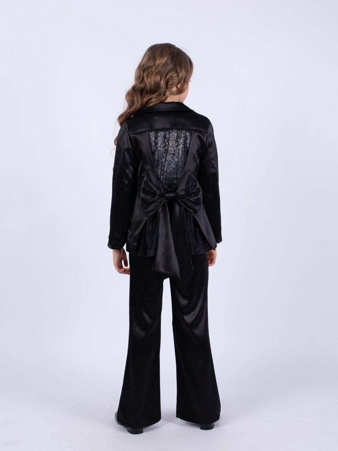 костюм атласный,девушки в атласном брючном костюме,костюм с поясом,костюм с брюками,атласный жакет