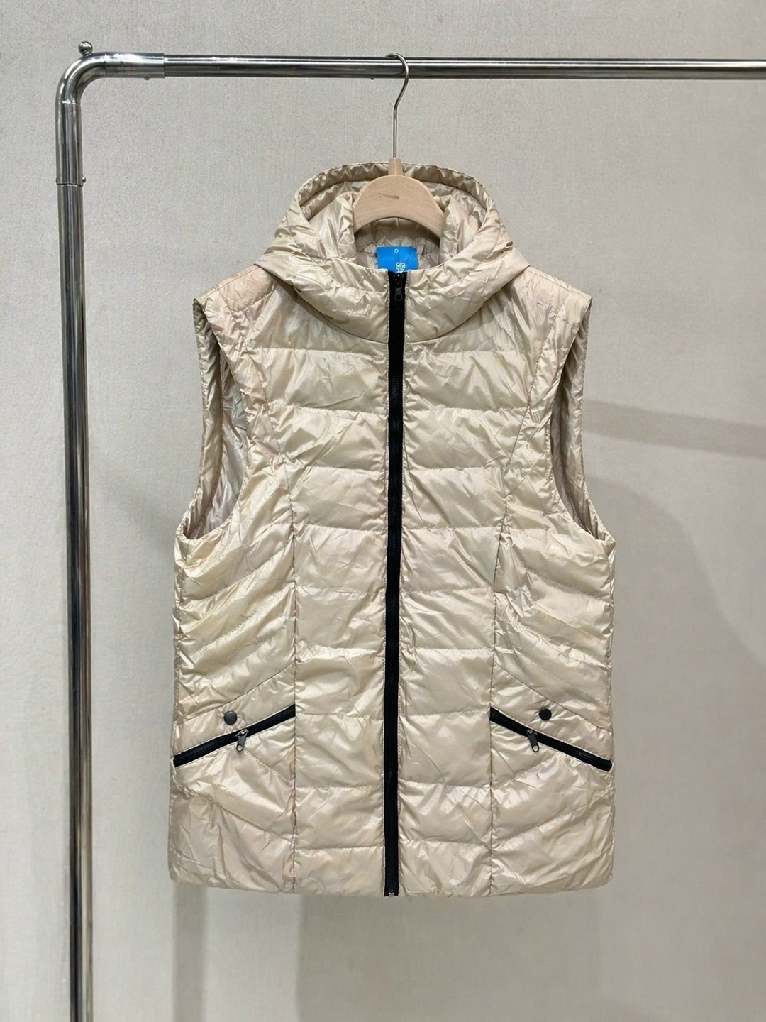 жилет женский,жилет,пуховой жилет,жилет с капюшоном,женская жилетка