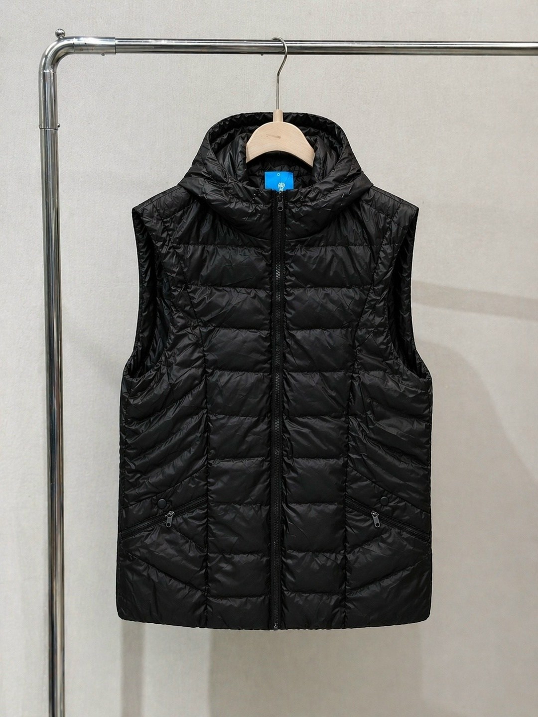 жилет женский,жилет,пуховой жилет,жилет с капюшоном,женская жилетка