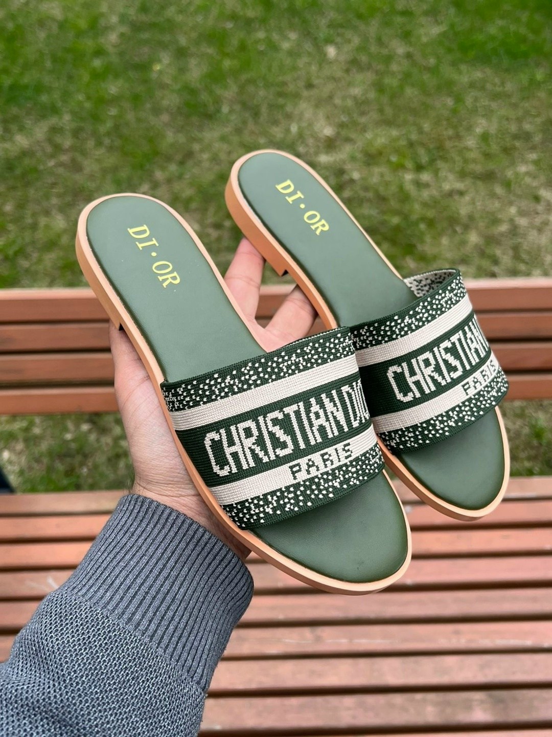 шлепанцы кристиан диор,шлепки диор женские,шлепанцы женские christian dior,шлепанцы christian dior,шлепки диор