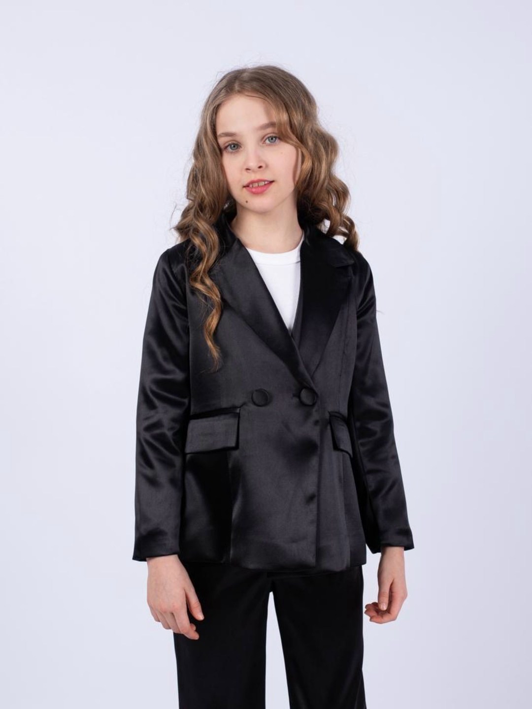 костюм атласный,девушки в атласном брючном костюме,костюм с поясом,костюм с брюками,атласный жакет