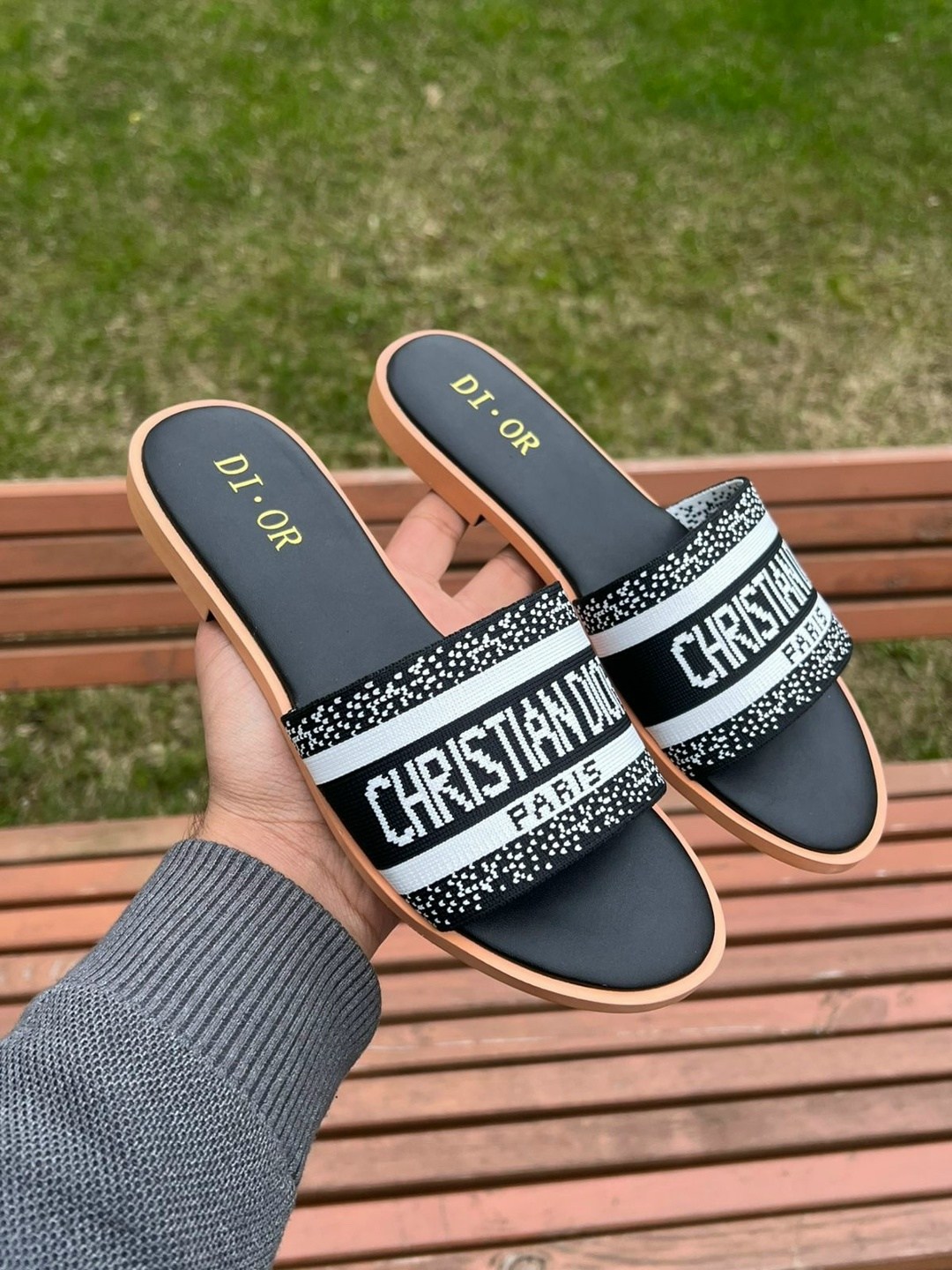 шлепанцы кристиан диор,шлепки диор женские,шлепанцы женские christian dior,шлепанцы christian dior,шлепки диор