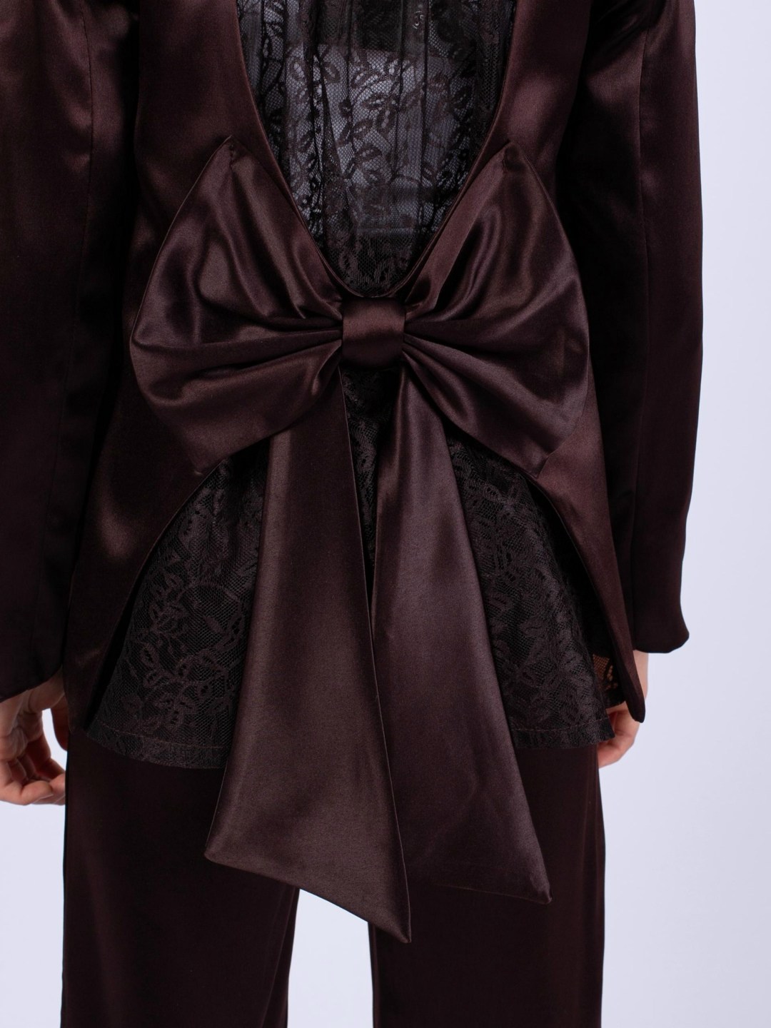 костюм атласный,девушки в атласном брючном костюме,костюм с поясом,костюм с брюками,атласный жакет