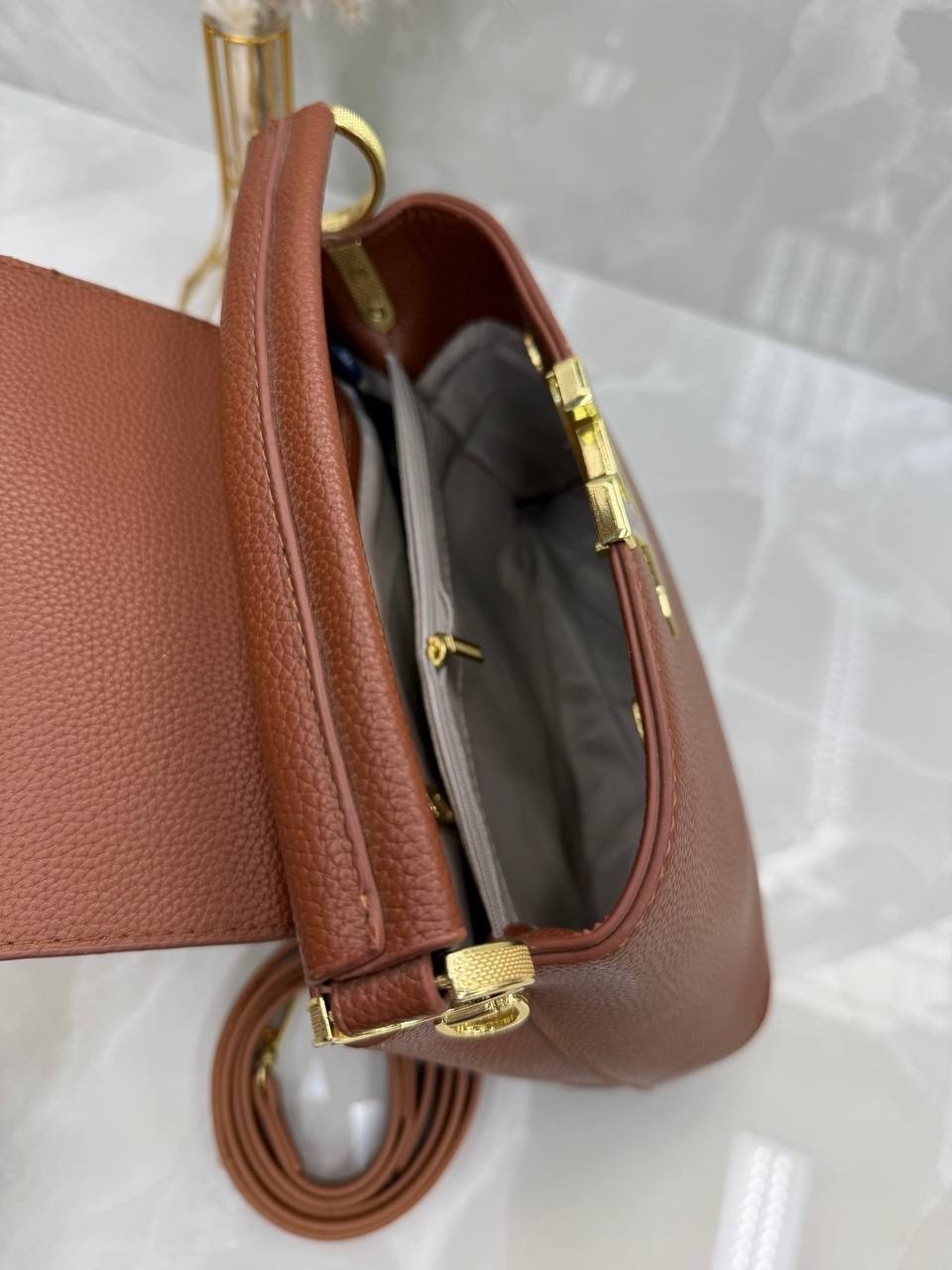 кожаная сумка louis vuitton capucines pm черная,сумка louis vuitton,louis vuitton женская сумка,louis vuitton capucines,сумка louis vuitton capucines