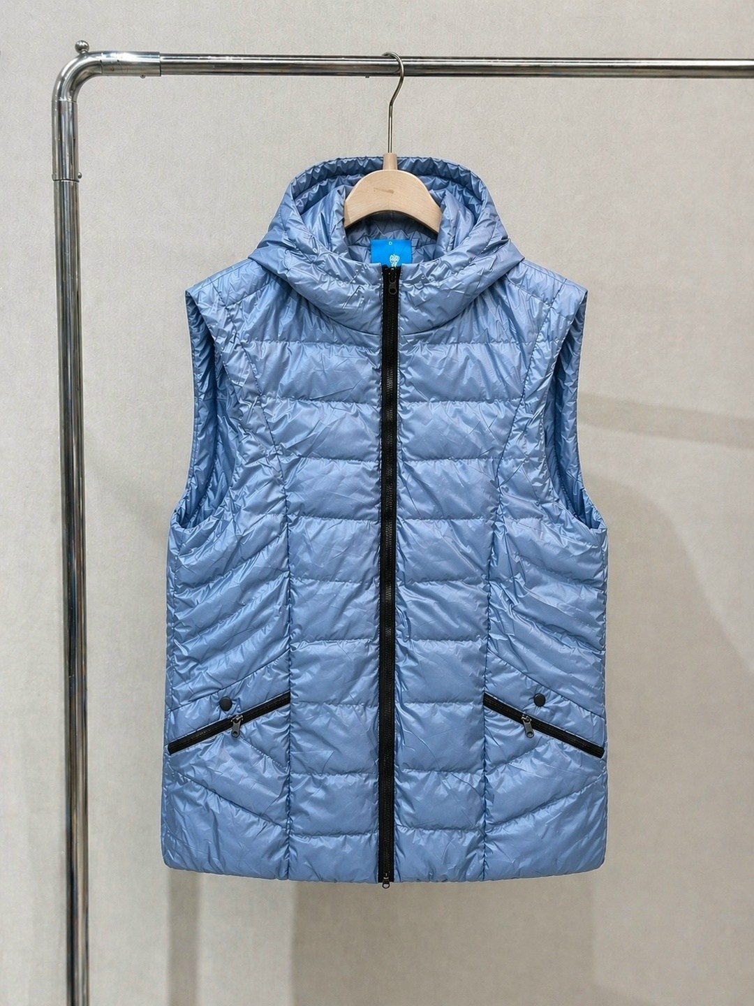 жилет женский,жилет,пуховой жилет,жилет с капюшоном,женская жилетка