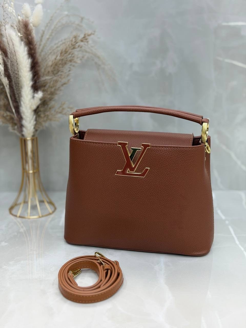 кожаная сумка louis vuitton capucines pm черная,сумка louis vuitton,louis vuitton женская сумка,louis vuitton capucines,сумка louis vuitton capucines