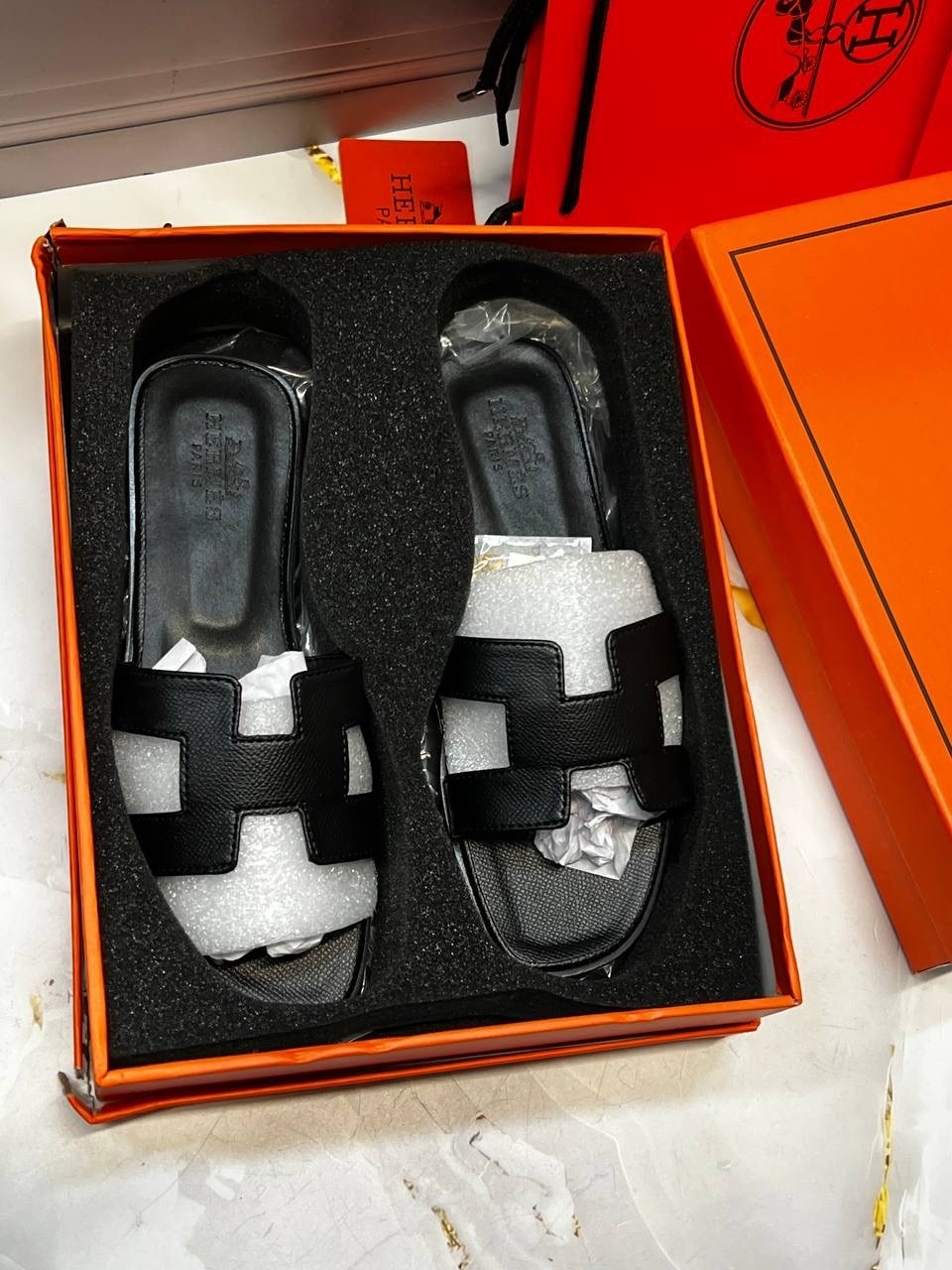 шлепки hermes женские,женские кожаные шлепки hermes oran коричневые,шлепки эрмес оран,шлепанцы hermes,шлепки эрмес коричневые