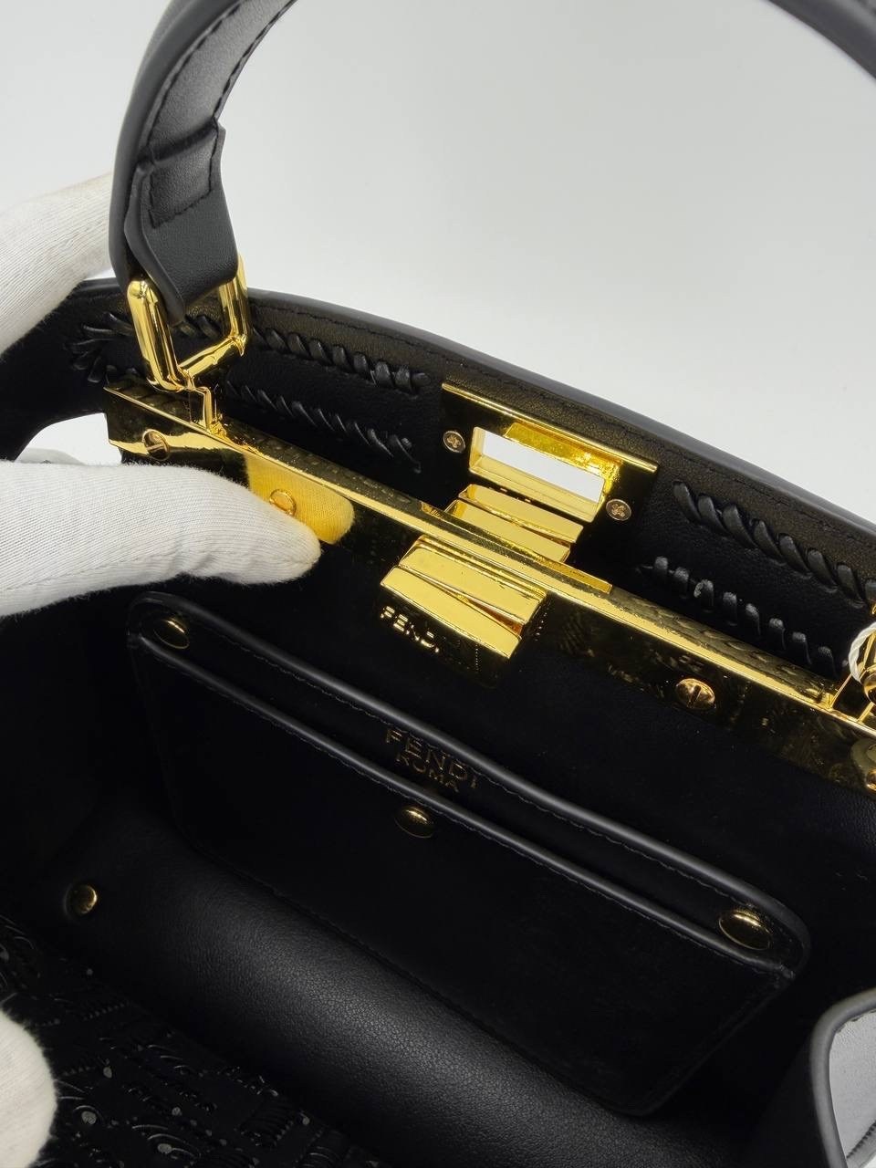 сумка fendi,сумка из зернистой коровьей кожи fendi,fendi сумка на плечо,женская сумка fendi,фенди сумка