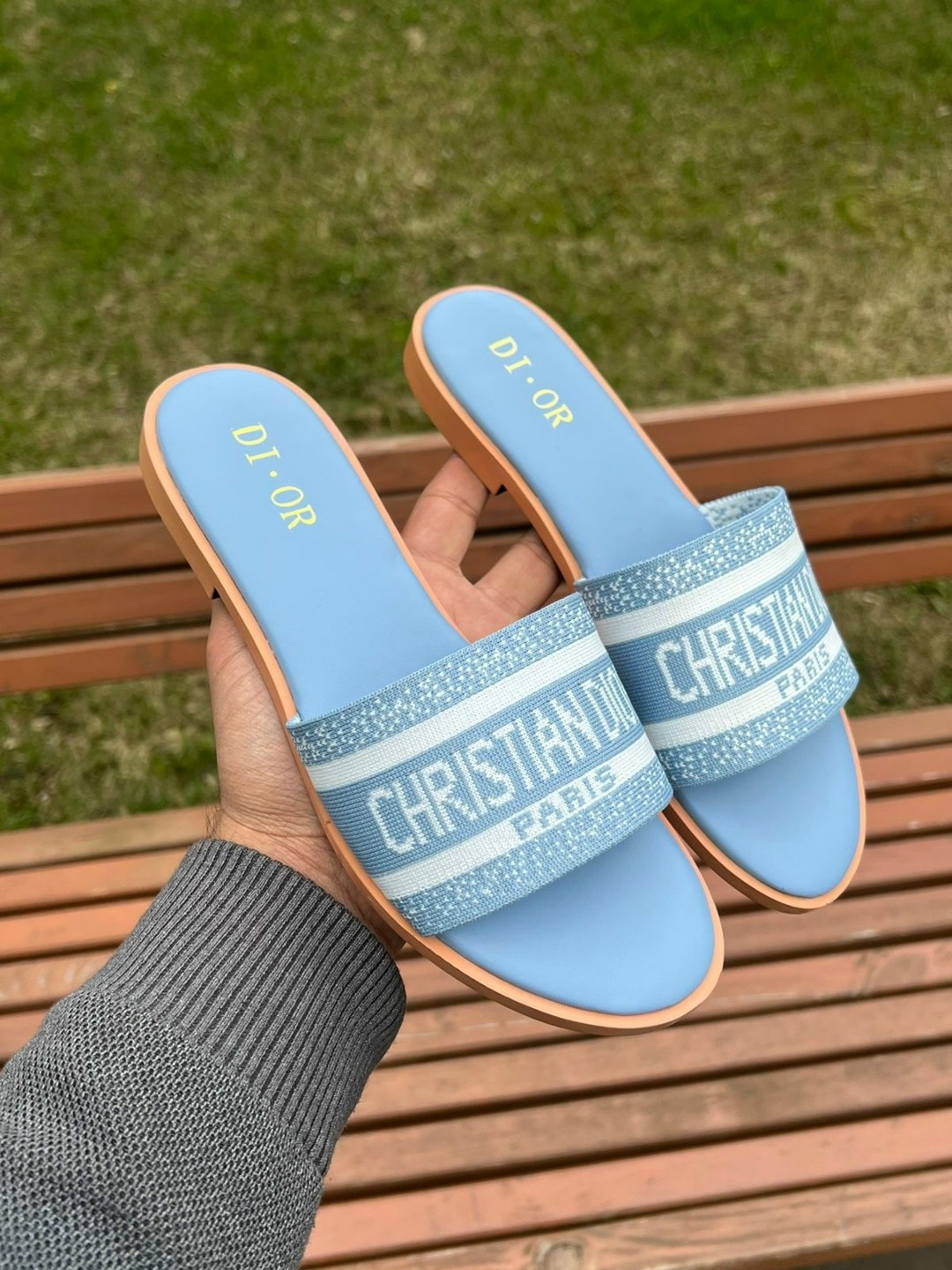 шлепанцы кристиан диор,шлепки диор женские,шлепанцы женские christian dior,шлепанцы christian dior,шлепки диор