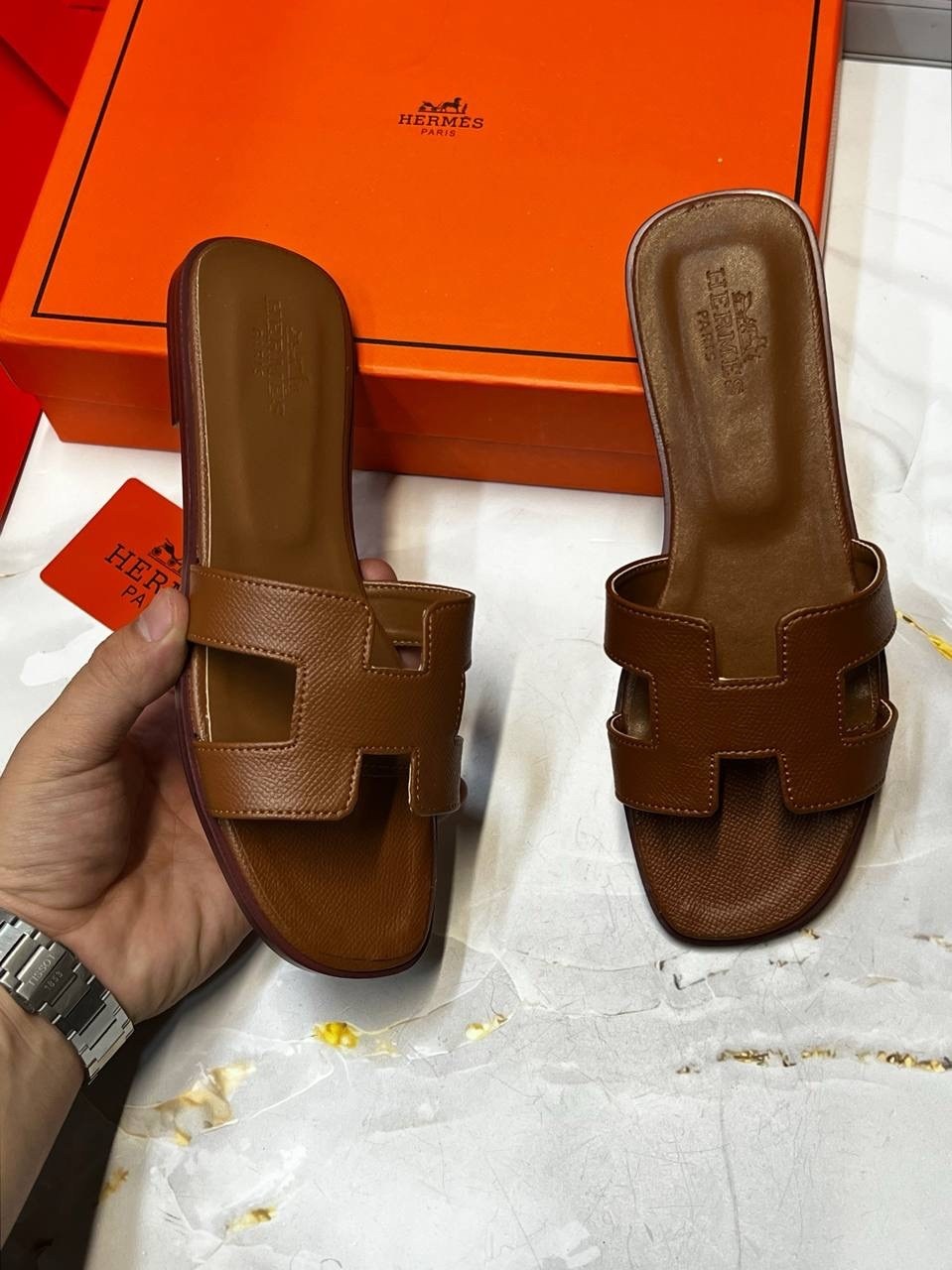 шлепки hermes женские,женские кожаные шлепки hermes oran коричневые,шлепки эрмес оран,шлепанцы hermes,шлепки эрмес коричневые