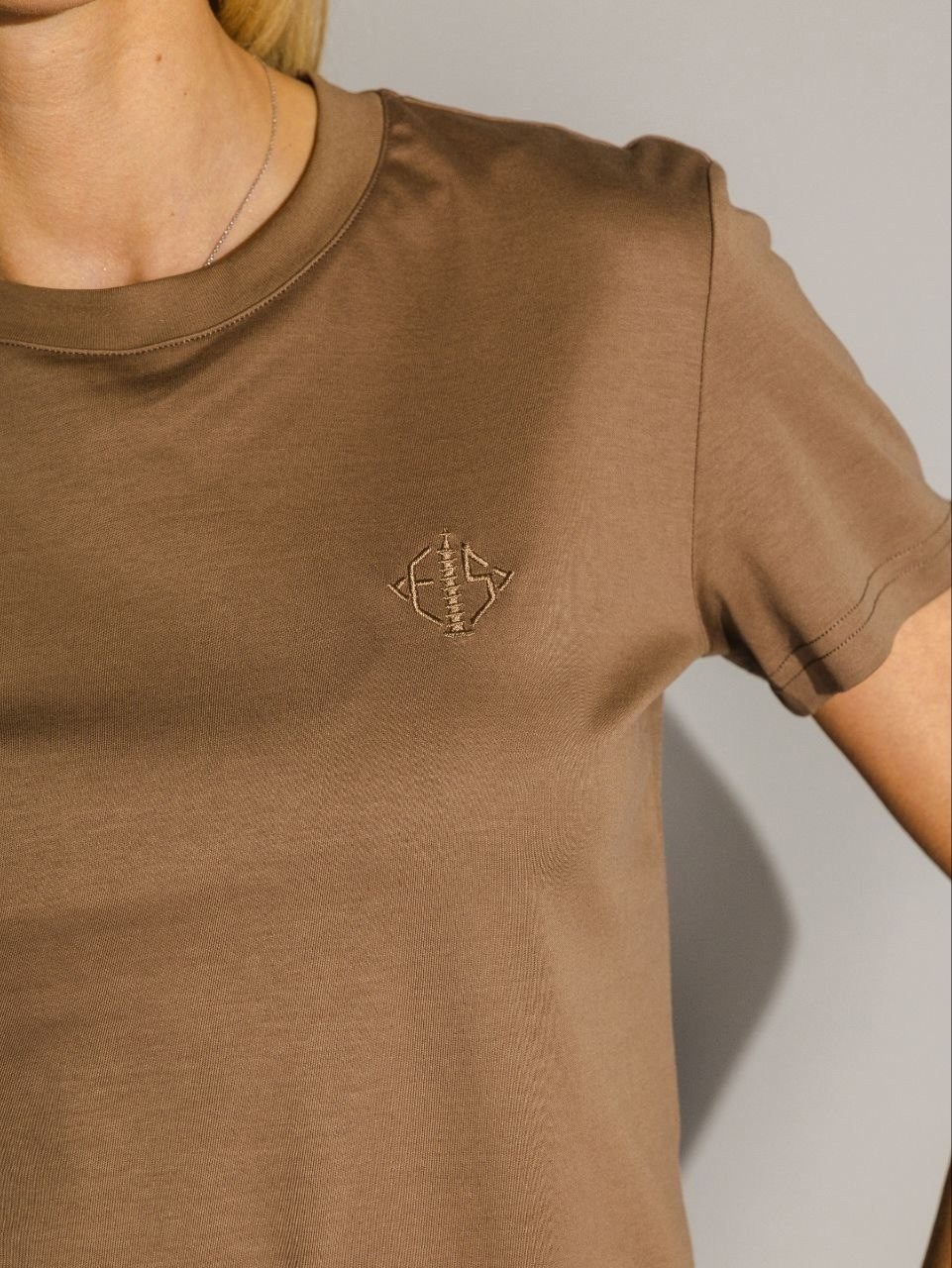 футболка женская,бежевая футболка,футболки модные,футболки клевер женские,футболка