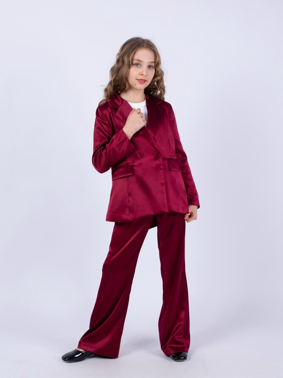 костюм атласный,девушки в атласном брючном костюме,костюм с поясом,костюм с брюками,атласный жакет